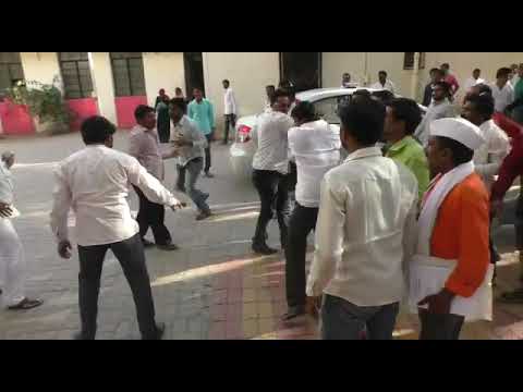 पालकमंत्री पंकजा मुंडेंच्या समर्थकांकडून काँग्रेस कार्यकर्त्यावर हल्ला ! VIDEO